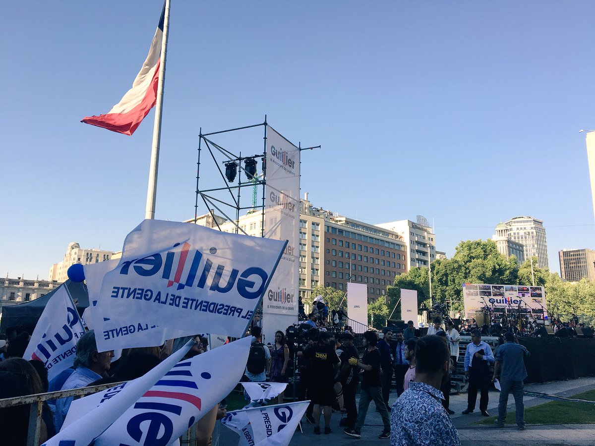 Comandoterritor's tweet photo. Comienza el cierre de campaña con una gran participación de la ciudadania #VotemosPorGuillier https://t.co/hYKJudjPk1