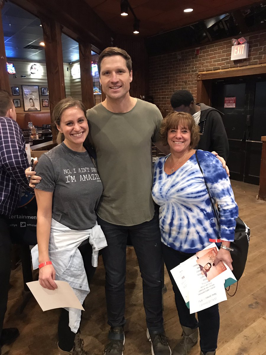 lindzlips's tweet photo. #tbt to an amazing night with @walkerhayes on Tuesday 🙌 #iaintdrunkimamazing https://t.co/aUmmyzwCXS