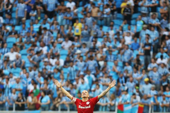 “Gigantes não morrem. E não importa o silêncio que façamos, de Yokohama a Lucas do Rio Verde, só existe uma certeza: eles vivem de Inter.”