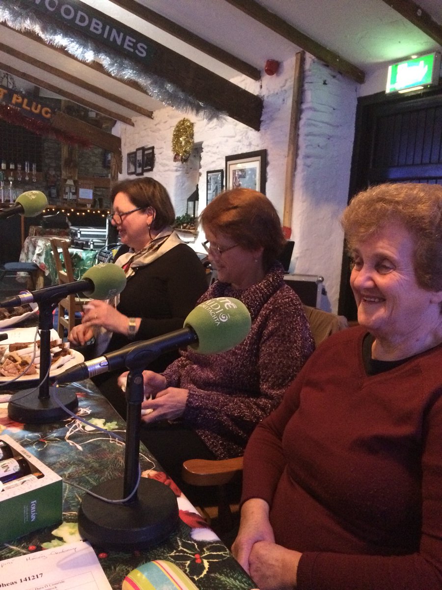 Siobhán,Máiréad, agus Máire ag baint taithneamh as <a href="/DeRoisteFoods/">De Roiste Foods</a> ar <a href="/saolodheas/">Saol ó Dheas RnaG</a> inniu.