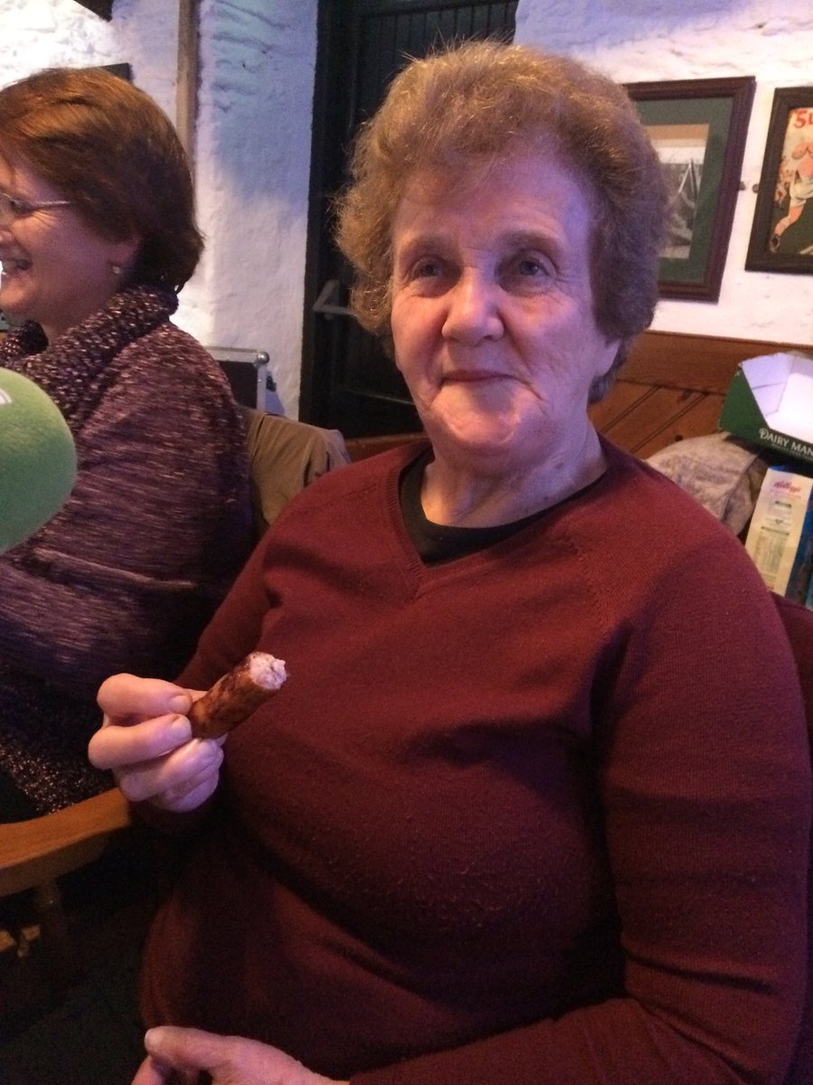 saolodheas's tweet image. Siobhán,Máiréad, agus Máire ag baint taithneamh as @DeRoisteFoods ar @saolodheas inniu.