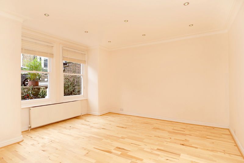 ButterflyCleans's tweet photo. This mornings first #tenancyclean of the day for team 1 in #hampstead #nw3 for one of our long term agents based within the area. A Lovely 2 bedroom lower ground floor flat being cleaned to perfection by our team, well done guys 😁  it looked fab after. ☎️020 7205 2121 https://t.co/SSlmdnlAgI