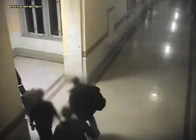 CarlMonday_19's tweet photo. New surveillance video shows federal agents hauling evidence out of Cleveland City Hall during late night raid last week https://t.co/aUoE8XU6xw  @cleveland19news https://t.co/dzOr4ECVL6