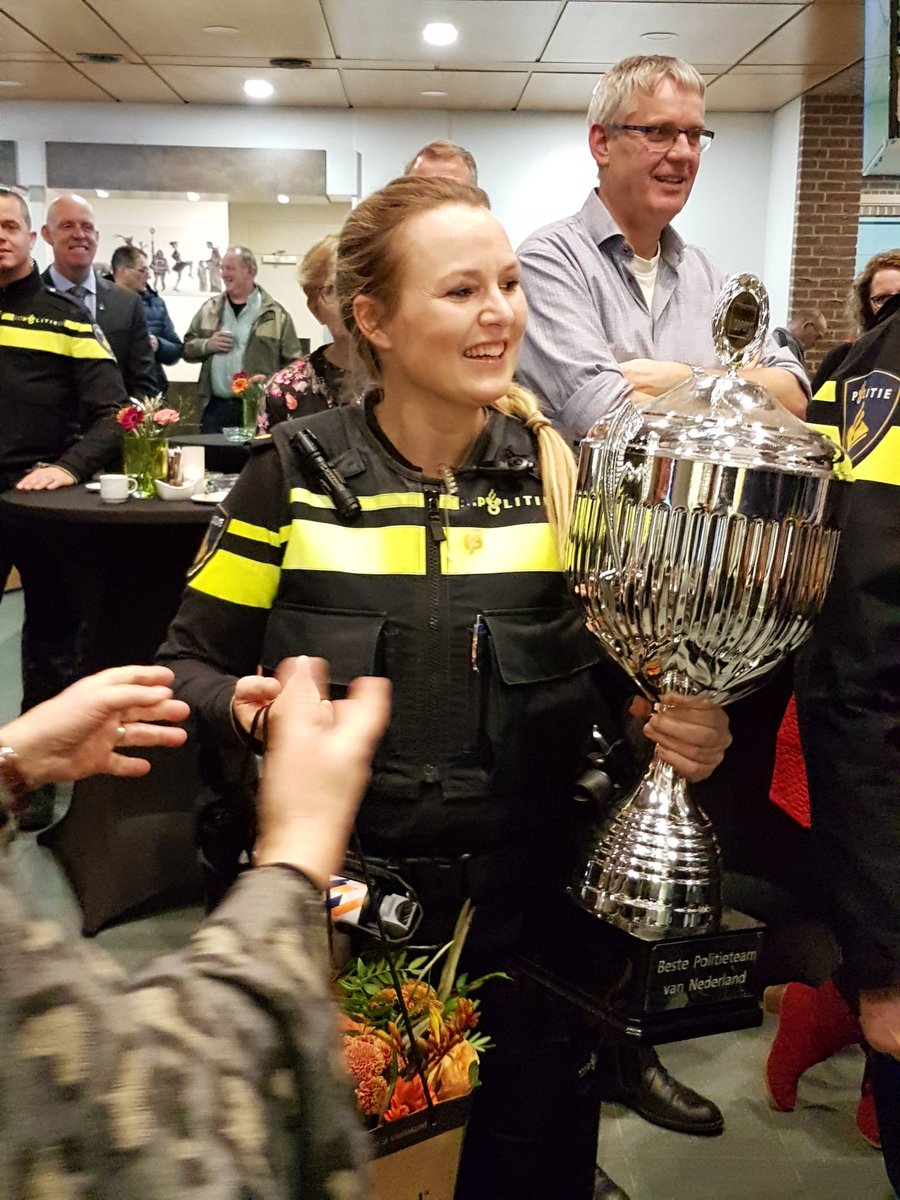 D_vanGammeren's tweet photo. Vanavond werd #Basisteam #Maas&Leigraaf officieel genomineerd voor beste #Politieteam. Zij waren voorgedragen door burgemeester @sijbersm gemeente #StAnthonis. Hoe mooi is dat!! @WEPolitie @politieob https://t.co/xw7k8lpJFN