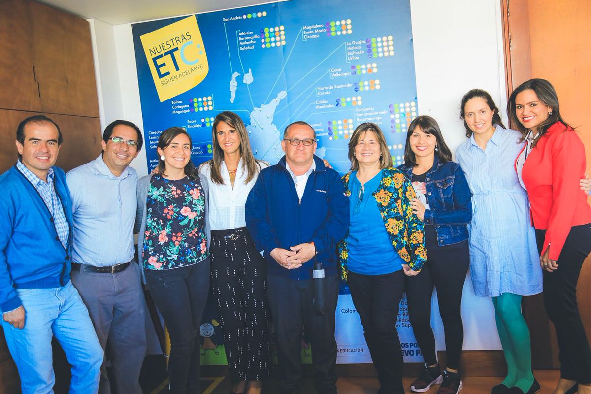 YanethGiha's tweet photo. Este es el equipo participó en la organización del #ForoEducativo2017. Con su entrega y dedicación, hicieron posible que más de 1.500 participantes entre expertos internacionales, maestros, rectores y estudiantes disfrutaran del encuentro. https://t.co/6TZcaKcp1t