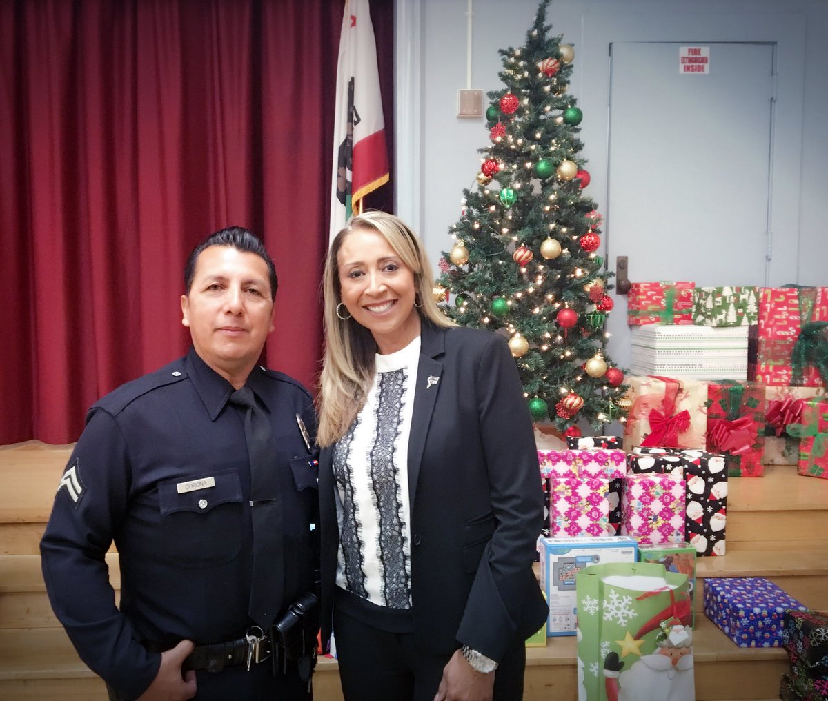 LAPDRuby's tweet photo. Santa and his helpers 👮🏼‍♀️ experienced the magic of love and humility by these remarkable children! ✨Kindness is the language which the deaf can hear and the blind can see! 💙 Thank you @LAPDHollywood HED Officers &amp; #VanNess Elementary School. https://t.co/Q3HWUxvkKH