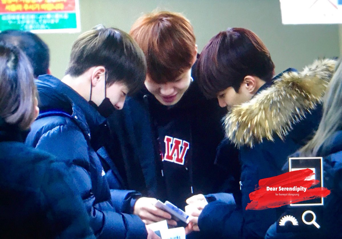 ds_960409's tweet photo. 171215 GMP 출국
옹기종기 허니스트 ㅋㅋ

#서동성 #seodongsung #허니스트 #HONEYST #연애하고싶은데요 https://t.co/ZEeCnKlWDY