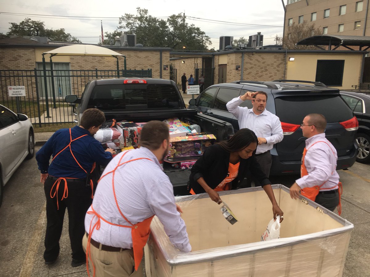 RyanLeBlancHD's tweet photo. Very proud of my team for making 10 kids Christmas dreams come true! #AngelKid #SalvationArmy #LivingOurValues @ChrisBergHD @LayneThome https://t.co/FuNqFtj9mb