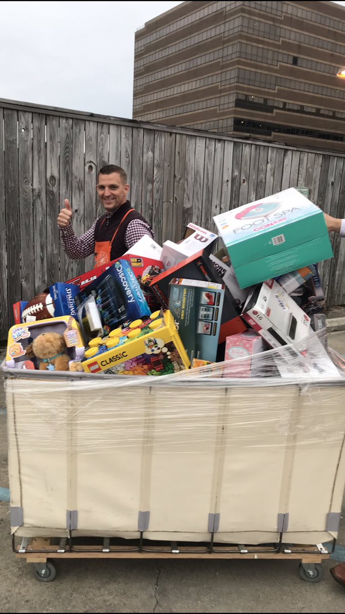 RyanLeBlancHD's tweet photo. Very proud of my team for making 10 kids Christmas dreams come true! #AngelKid #SalvationArmy #LivingOurValues @ChrisBergHD @LayneThome https://t.co/FuNqFtj9mb