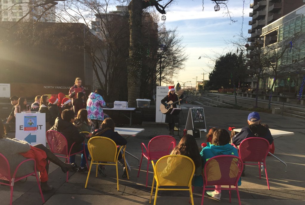 Happening now in #CivicPlaza. Ashley Pater singing Christmas favourites old and new. #NorthVan #PlayCNV https://t.co/tYM5p8HYKs