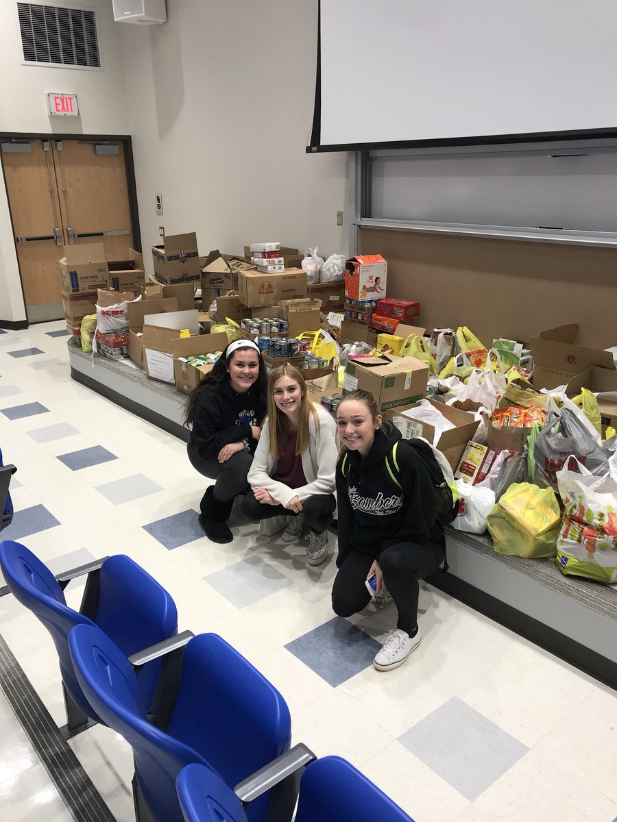 Jordan_BHS's tweet photo. Proud of my FH girls for helping those in need during the Holiday Season 🎄❣️ https://t.co/StQ6pslxqH