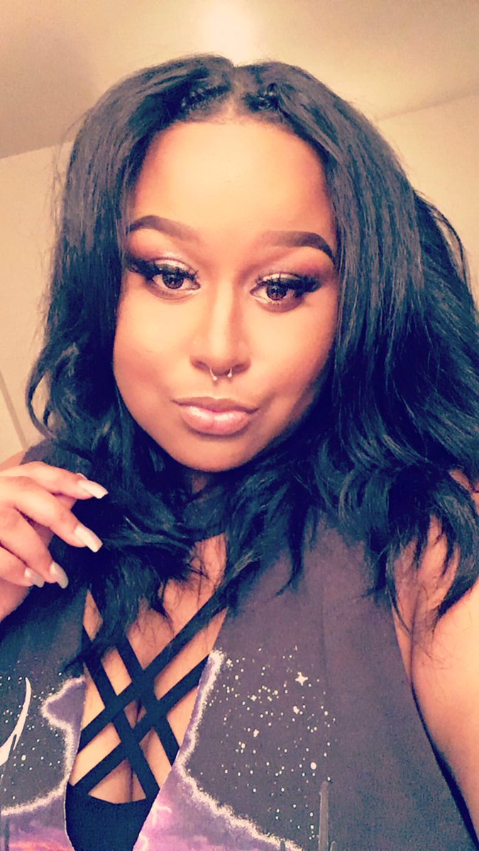 DesBeHonest__'s tweet photo. #Hot4TheHolidays ready 😏💙 https://t.co/7eR0j64XMI