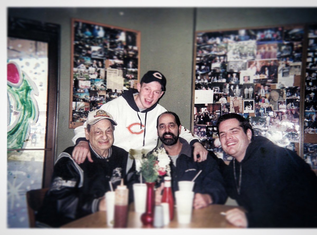 FreddiesOn31st's tweet photo. #TBT #FREDDIESON31ST #CHRISTMASPAST #CHICAGO #CHICAGOHISTORY #CHICAGOTBT #INTHENINETIES https://t.co/4UbeeBkNbM