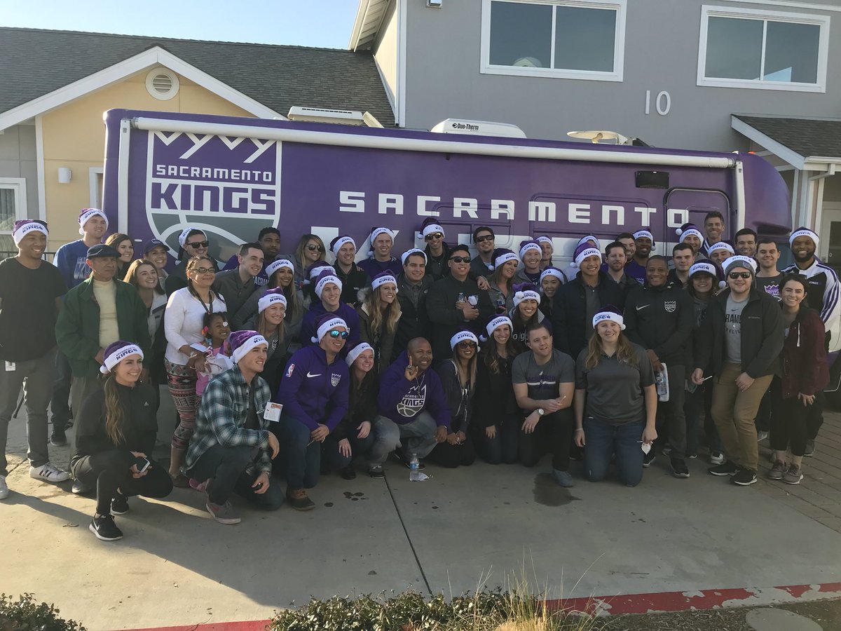 PhilBurgerPatch's tweet photo. My fav @SacramentoKings #DoGood event! Holiday 🌲 delivery! Bringing cheer to dozens of families in need at Mutual Housing in North Highlands. #SacramentoProud https://t.co/xoyPK8C7Pr