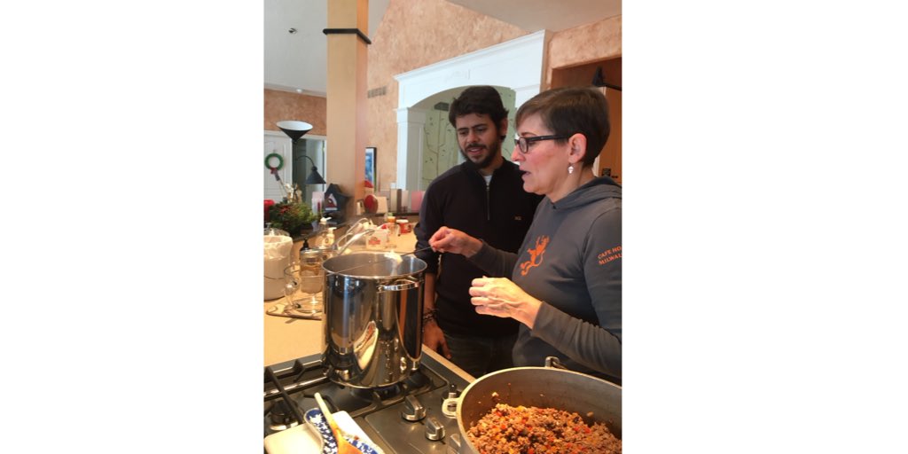 Teaching the next generation of #BrazilianBrewers how to homebrew &amp; cook with beer. Brewing a gallon of BourbonBarrelPorter on 1 burner &amp; cooking up some venison sloppy joes w/ stout on another. #CookingWithBeer #Cerveja #HomeBrewing #CervejaArtesanal #BeerSchool #CafeHollander