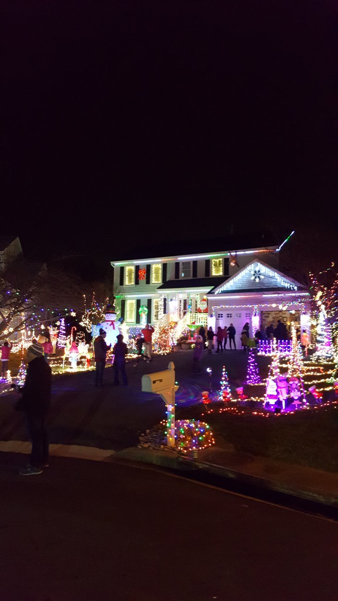 dougkammerer's tweet photo. Such a great house today for #dougsholidaylights https://t.co/dSyGavssTO
