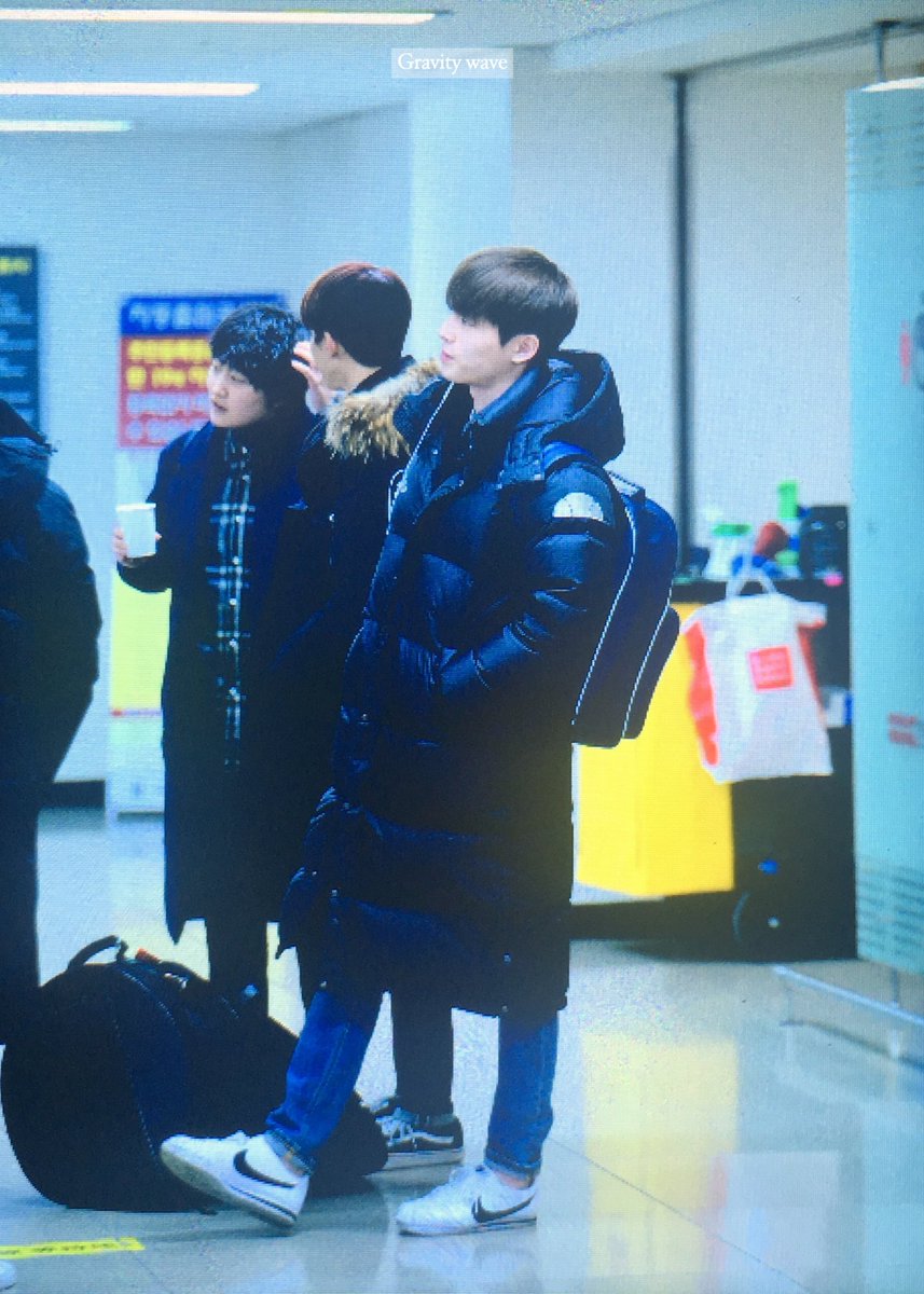 gravitywave_'s tweet photo. 171215 김포공항 출국 #오승석 #허니스트 #HONEYST #ohseungseok 추우니까 롱패딩 꼭꼭 챙겨입구,, https://t.co/TEPomdgacD