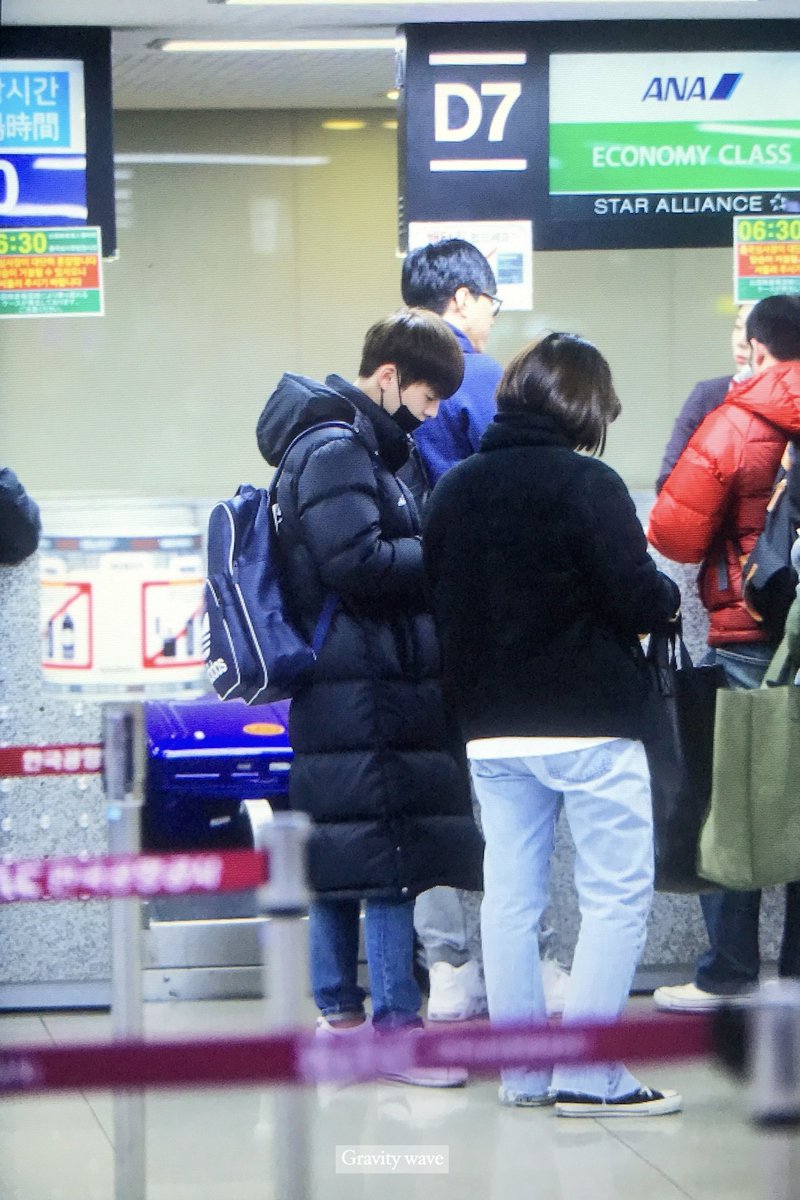 gravitywave_'s tweet photo. 171215 김포공항 출국 #오승석 #허니스트 #HONEYST #ohseungseok 흑흑 오늘따라 더 기엽네😭😭 https://t.co/cC12l5y3dP