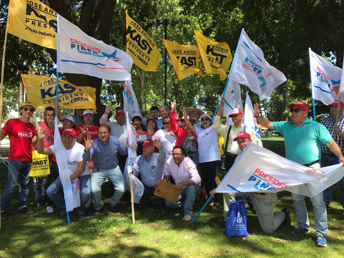 <a href="/joseantoniokast/">José Antonio Kast Rist 🖐️🇨🇱</a> Ud es demasiado cara de raja, no asiste a su trabajo, el cual es pagado por nosotros, se presta para hacer campaña con Piñera y después se dice independiente criticando <a href="/GiorgioJackson/">Giorgio Jackson</a> #ConQuéMoralKast 🤣