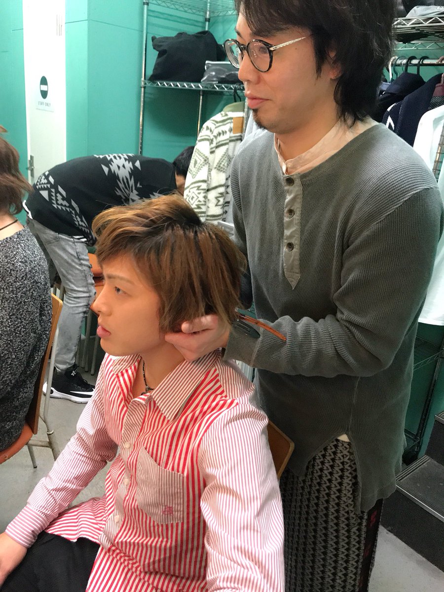 UPRofficial2017's tweet photo. (￣∇￣){《浅草Golden Soundsの楽屋にて…》
比嘉先生によるリンパマッサージを受けているゆっちさん。

ステージに上がる頃にはすっかり小顔に⁉︎なっていたとかなっていなかったとか…

終わった後、痛すぎて凹んでましたw

#UPT #大野雄一 #浅草 #Goldensounds https://t.co/zku3SxE12b