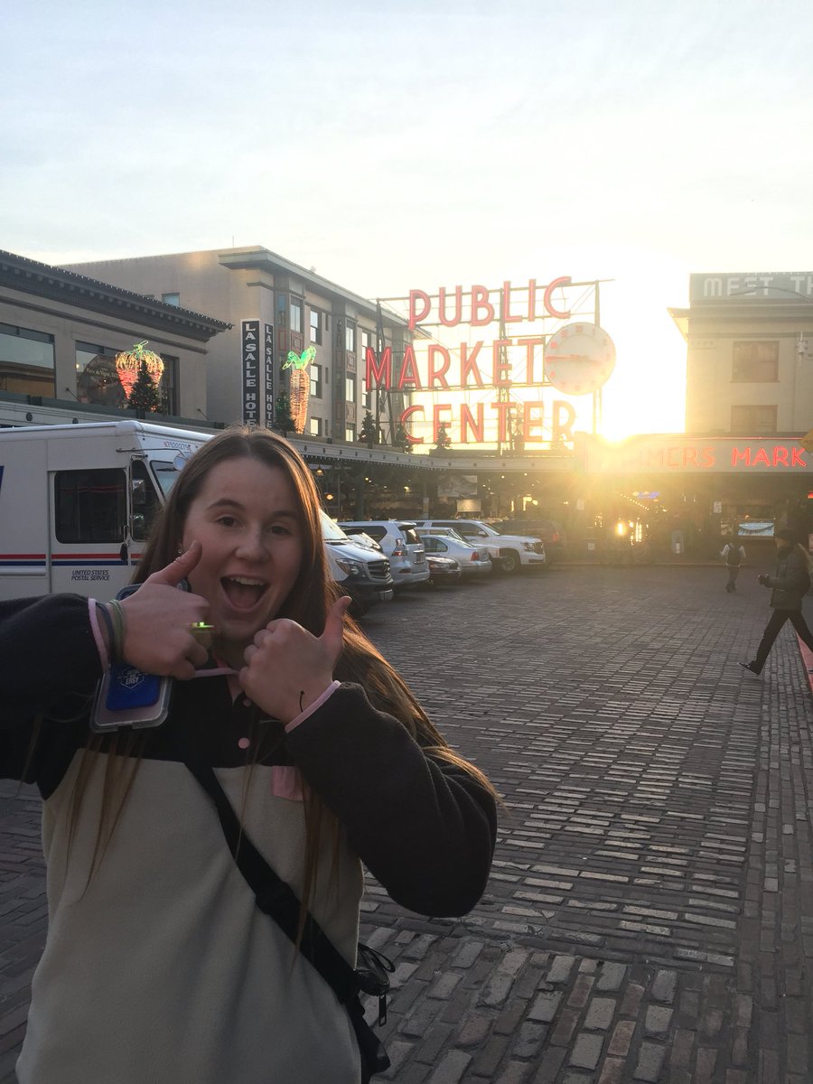 alice_hiebert's tweet photo. Roomie being a tourist💚 #alreadymissu @tibbs_sierra https://t.co/ajAZ5Jx1PM
