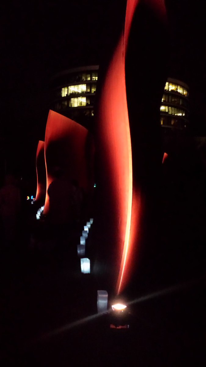 mikeandmariehp's tweet photo. Richard Serra's Wave at night  #SAMLights.  Thank you @iheartSAM for another successful community event. #ZeGirls https://t.co/vlnkW7Yfng