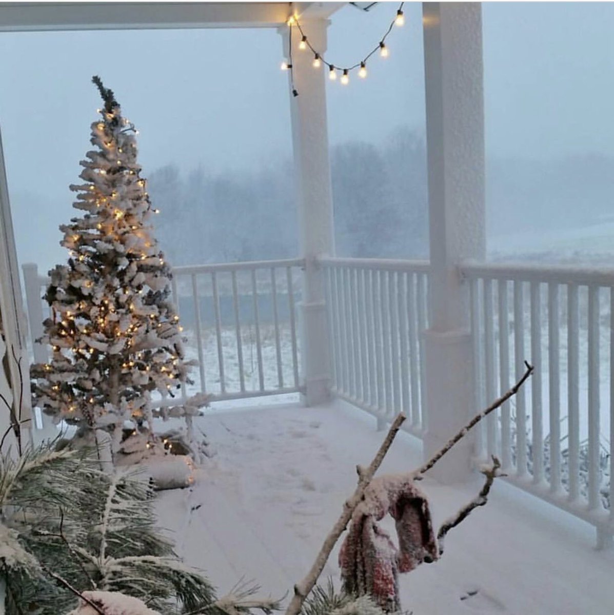 TheFrenchCloset's tweet photo. ‘Snowed in’ at #TheFrenchCloset until @jackiejohnsonla’s baby girl is born. 
Happy Holidays! We promise beautiful new items in 2018 🎄 https://t.co/WvoWlefY6K