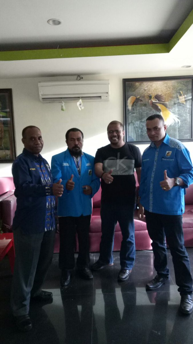 GamkiPapua's tweet photo. Bersama Ketum DPP KNPI (Rivai Darus, SH.) di sela-sela pelaksanan RAPIMDA KNPI Papua hr Kamis (14/12) di Htl. Metta Star Waena . 👏👏👏 https://t.co/A4b74djadj