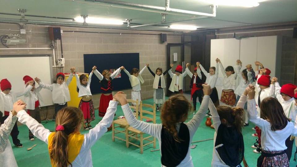 thaubarcelona's tweet photo. Els Eriçons hem ballat les Figures del Pessebre a les classes de Cervatons i Granotes.
#2nprimària
#tempsdadvent
#thaubcn https://t.co/GUK3yvrhdL