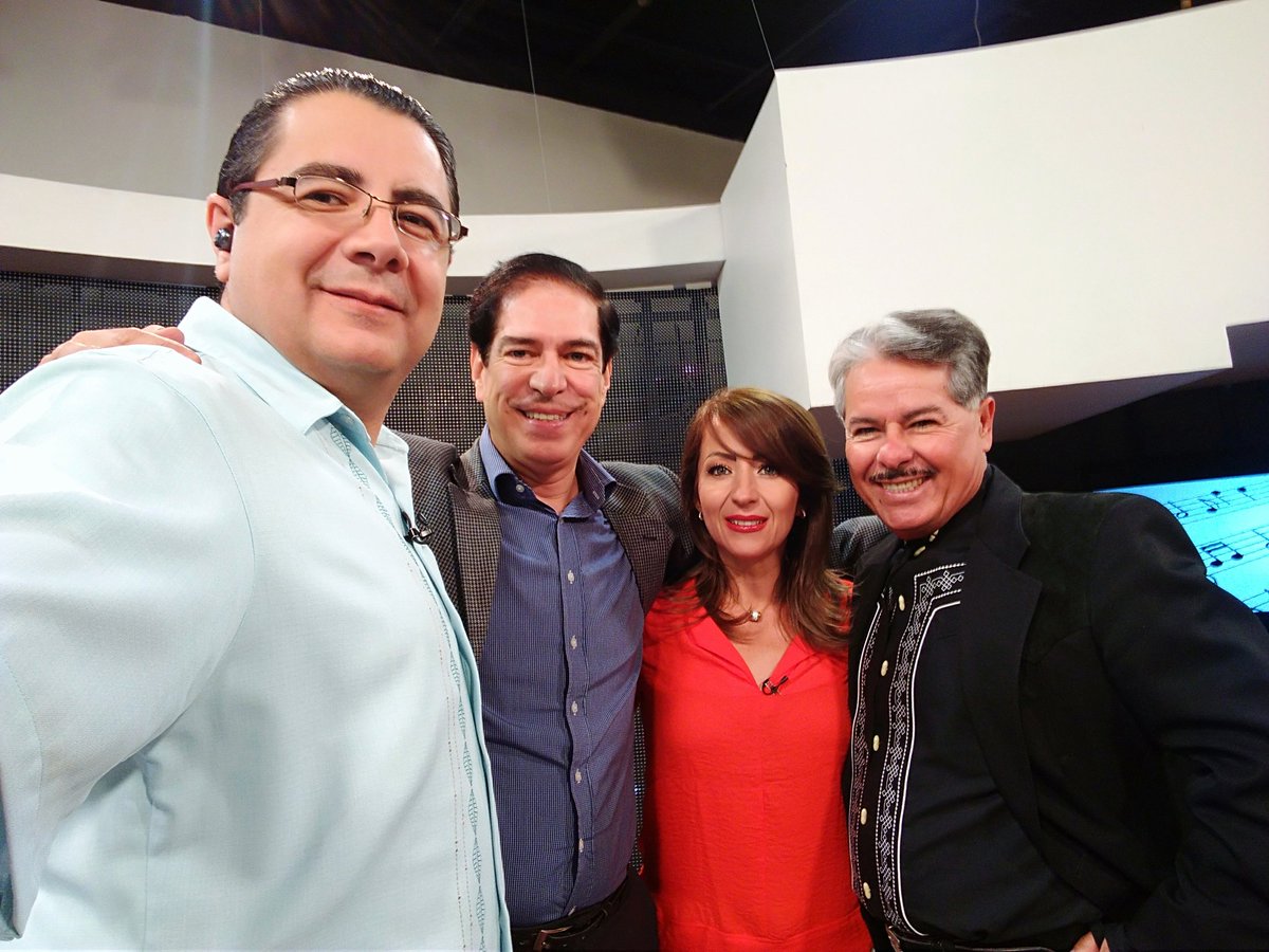 C7Bohemios's tweet photo. ¡Nos encontramos de manteles largos! Esta noche el Maestro Valente Pastor acompañado del Maestro Rafael Najar, 21Hrs, canal 17.1 @C7Jalisco con Alma Salinas y @luisborboa https://t.co/jw7zubfLb8