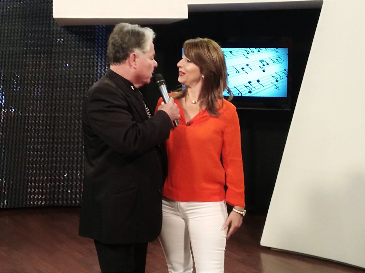 C7Bohemios's tweet photo. ¡Nos encontramos de manteles largos! Esta noche el Maestro Valente Pastor acompañado del Maestro Rafael Najar, 21Hrs, canal 17.1 @C7Jalisco con Alma Salinas y @luisborboa https://t.co/jw7zubfLb8
