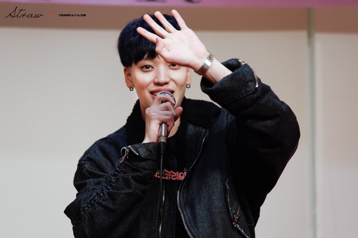 [스트로우] 170218 :: 니엘 대구팬사인회
( <a href="/TEEN_TOP/">틴탑(TEEN TOP)</a> ) #틴탑 #니엘 
눈마주치고 웃으면서 손흔들어주는 이쁜사람♥️
💋 i.imgur.com/lQf6YRM.jpg
💋 i.imgur.com/EOMTK9L.jpg