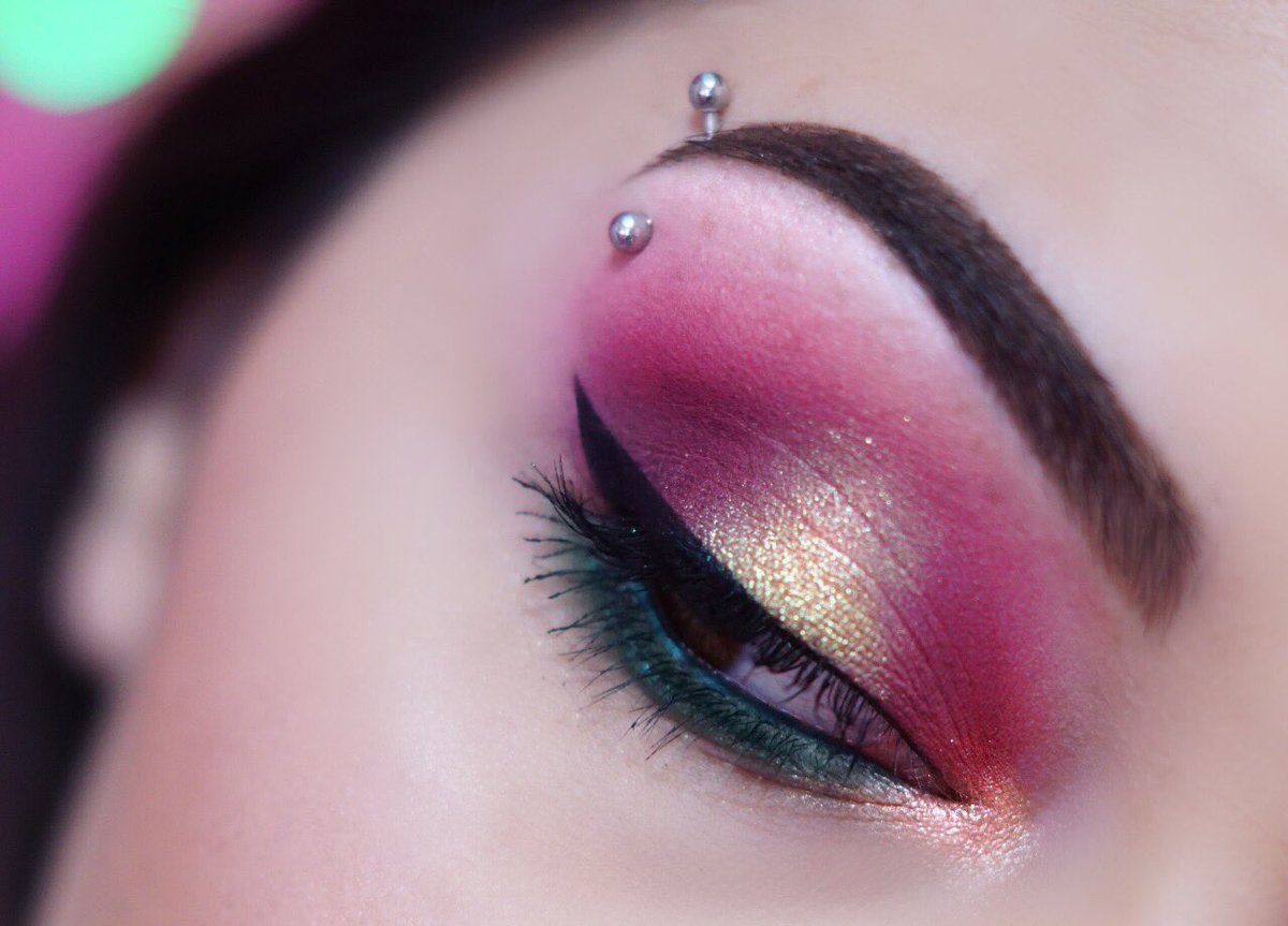 🎄Christmas Eyes with <a href="/bhcosmetics/">BH Cosmetics</a> 
🤶Brochas Smokey Eye Essential - 7 Peine Brush Set, Studio Pro Brush 5 - Pointed Crease
🤶Paleta de sombras Zodiac - 25 Color Eyeshadow &amp; Highlighter Palette
🤶Mascara de pestañas BH Bliss Lash - Ultimate All-In-One
#mua #makeup #makeupartist