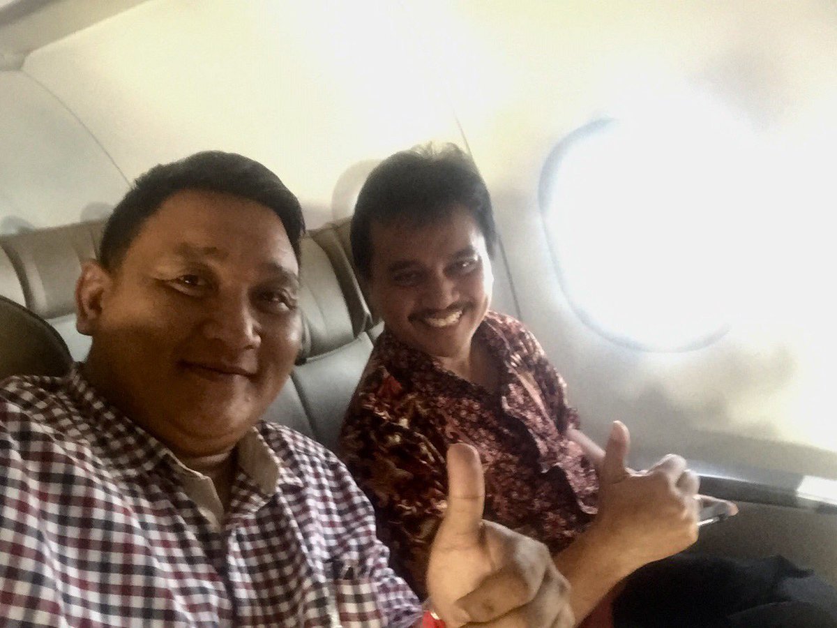 sidiki_febi's tweet photo. alhamdulillah tiba di gorontalo lagi,satu pesawat dgn bpk Roy suryo pakar IT Telematika &amp; anggota DPR RI komisi 1 beliau juga mau ke gorontalo”mksih yaa pak” https://t.co/EBgwYZLwI3