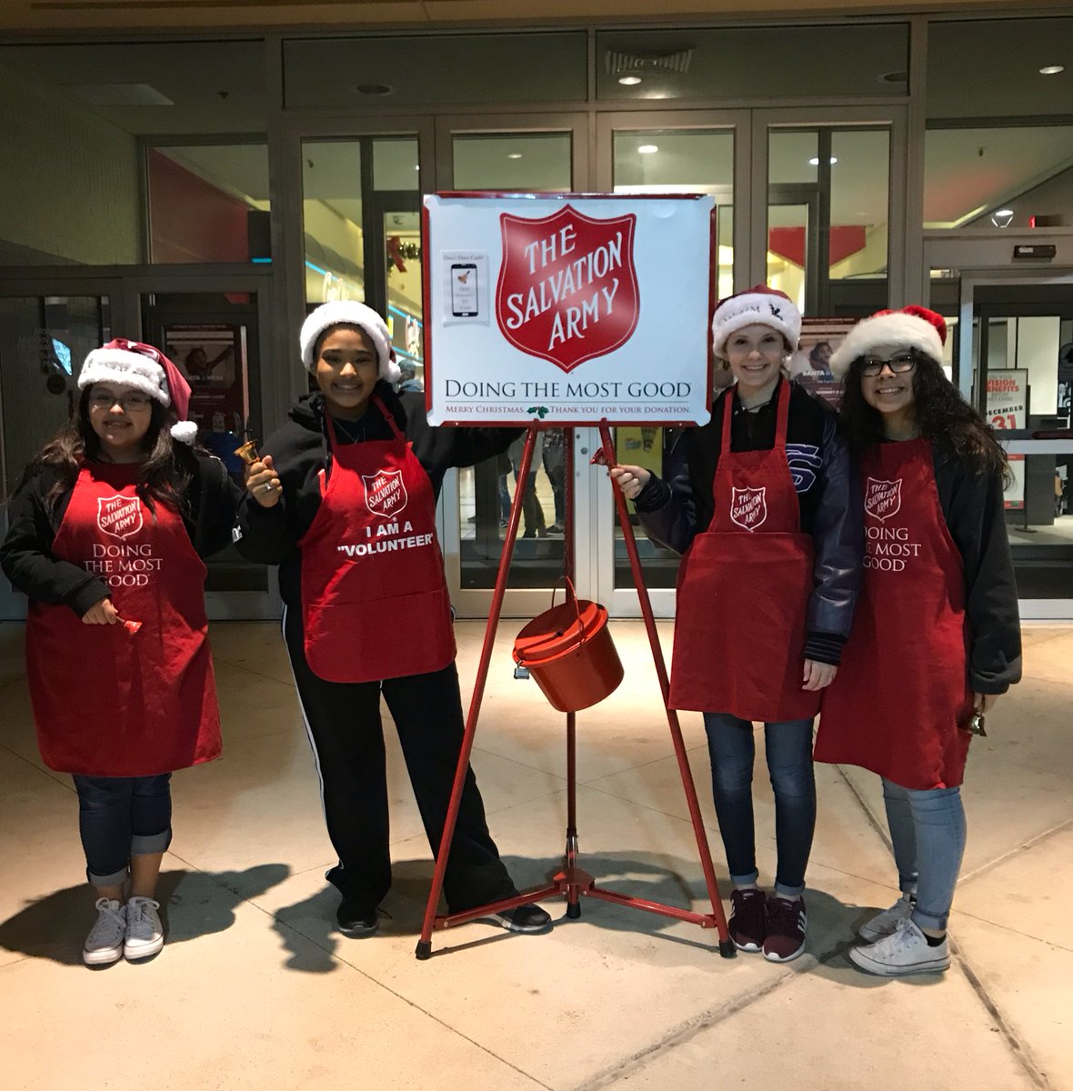 CSHSSpanishClub's tweet image. It’s a beautiful night to do some good! #DoingTheMostGood #RedKettle #cougarpride