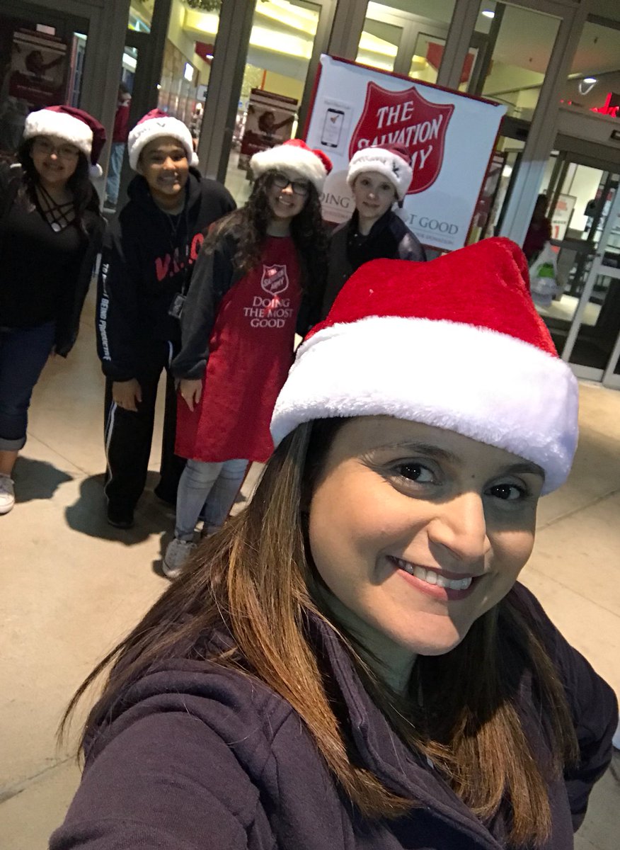 CSHSSpanishClub's tweet image. It’s a beautiful night to do some good! #DoingTheMostGood #RedKettle #cougarpride