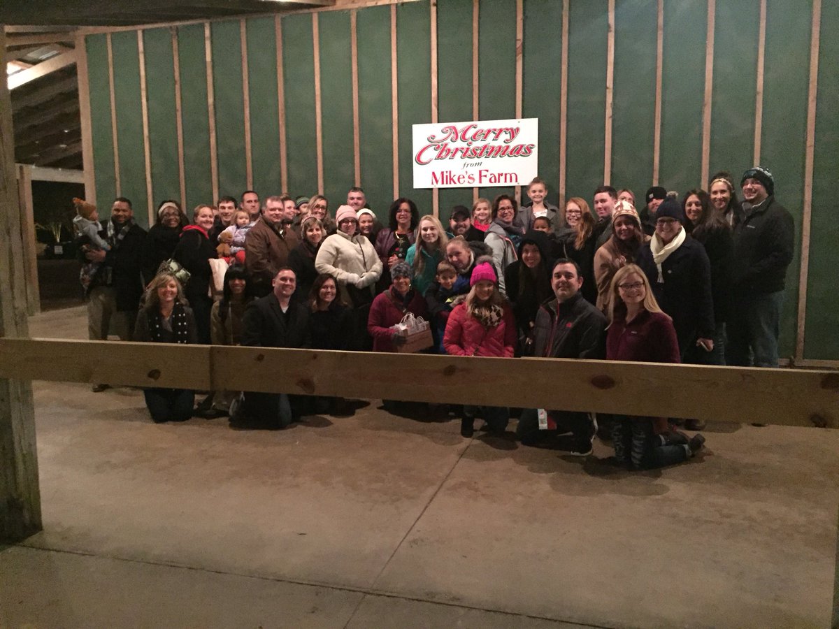 HuntersCreekMS's tweet photo. Great time tonight with our extended @HuntersCreekMS family!! #heyride #mac&cheese #staffchristmasparty #tonsoflights @OnslowSchools https://t.co/SKJNDuWIi6