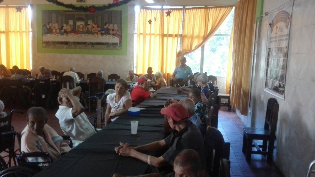 inass_urena's tweet photo. Cena para nuestros abuelos @salainass @magallyvina https://t.co/1Vyq18sCUU