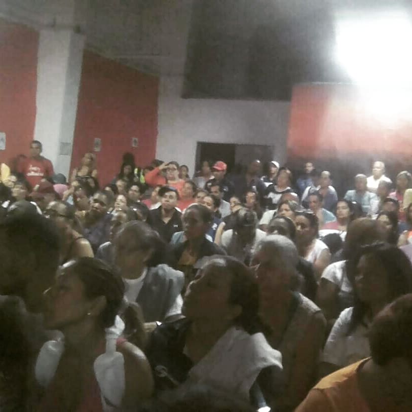 DoblemHer's tweet photo. Asamblea en la ronco de Antímano con UBCH, territoriales y comunicadores Clap recibiendo lineamientos para la entrega del bono niño Jesús como lo indico Nicolás Maduro. https://t.co/VUNV2XWn8r