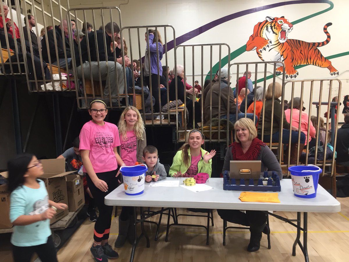 EKorreck's tweet photo. Lots of fun and help collecting donations for the food drive and 2 big wins for @WCS_Edgewood! https://t.co/cQdvX5aiDS