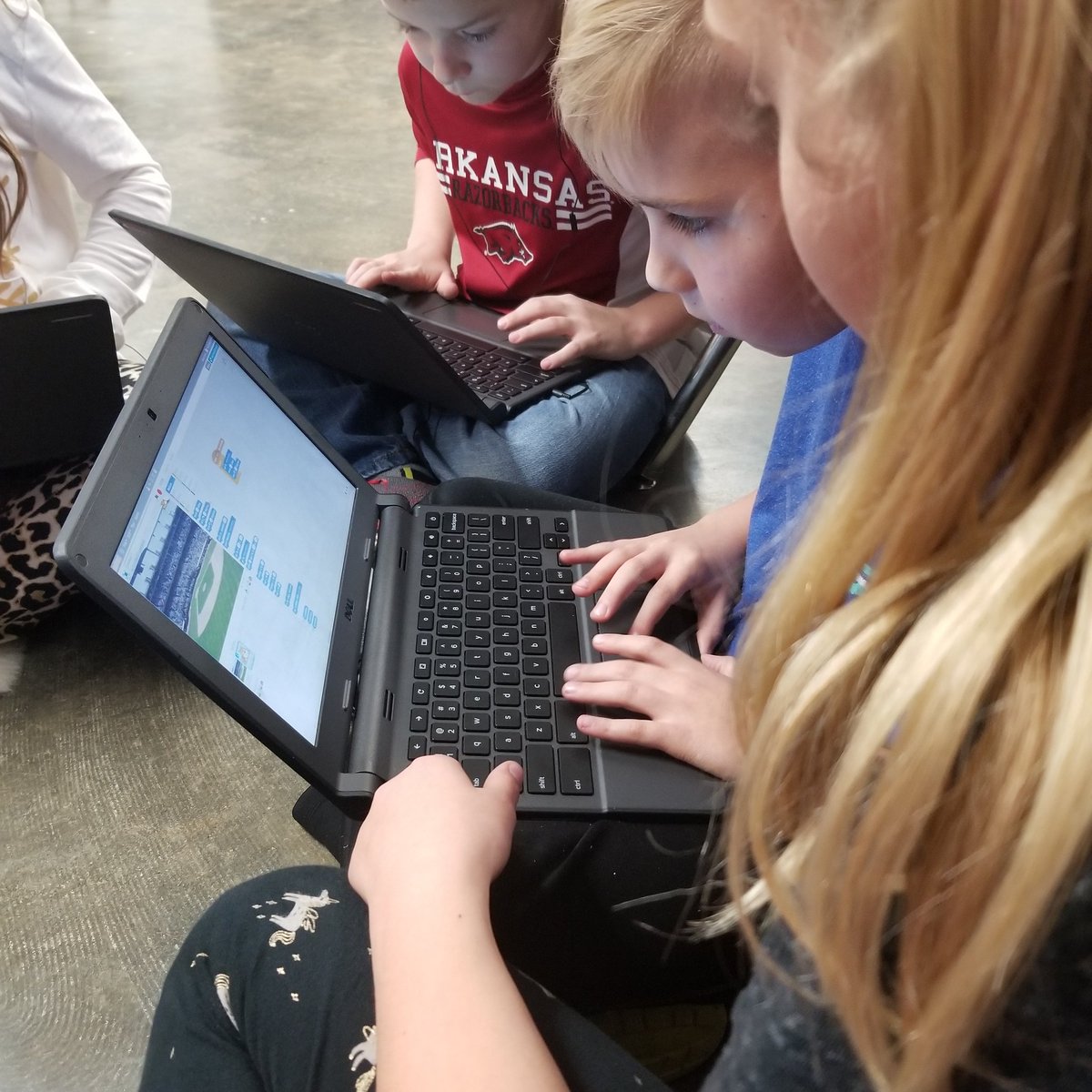 MrsDubsSpes4's tweet image. Picture overload...Get ready
#HourOfCode
#codingtogether #awesome4thgradecoders
#teamwork
@StephenCurry30