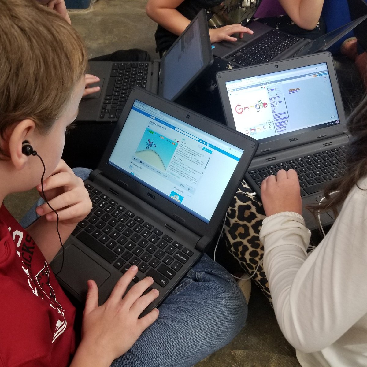 MrsDubsSpes4's tweet image. Picture overload...Get ready
#HourOfCode
#codingtogether #awesome4thgradecoders
#teamwork
@StephenCurry30