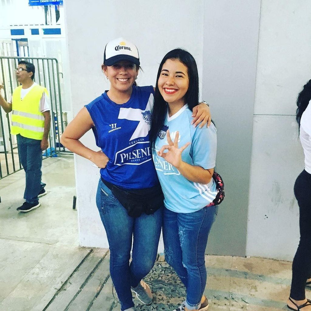 EresGraBombillo's tweet photo. RepostBy @andreagabyta: "Siempre contigo mi amado EMELEC 💙 #1eraFinal #TeAlientoHastaLaMuerte #ProximaParada #MantaCity" https://t.co/lO4YKg3420 https://t.co/cCVBNxuaVJ