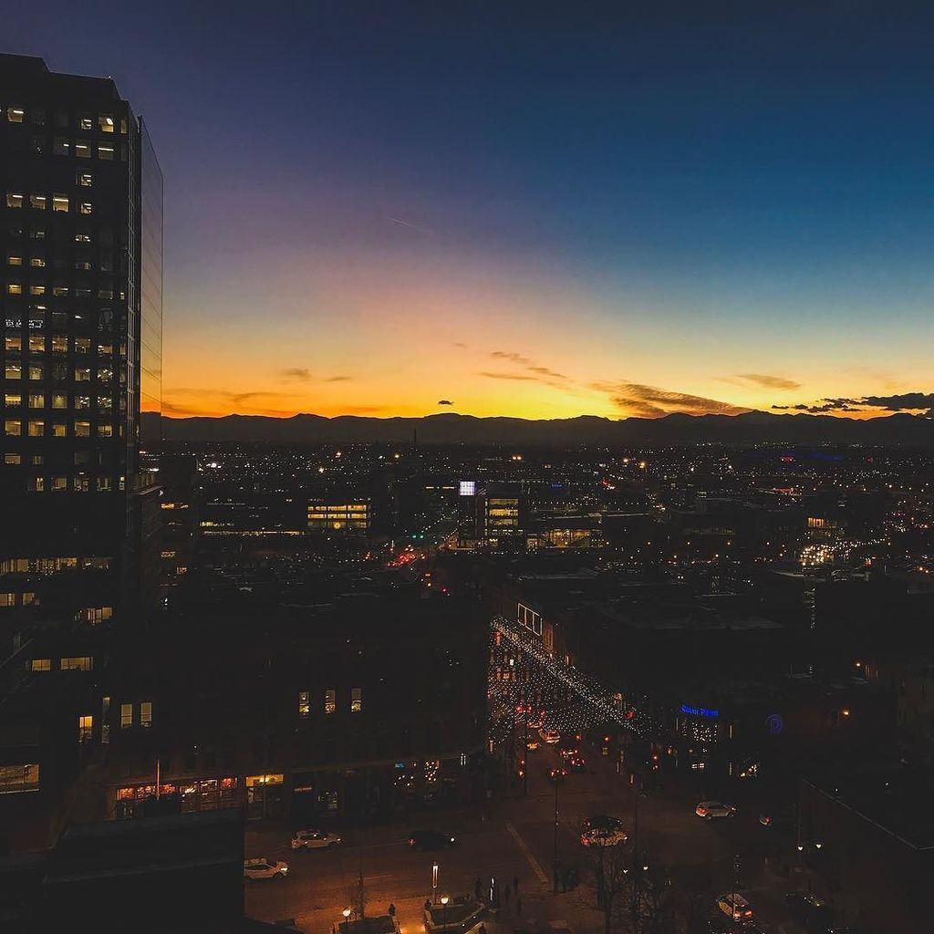 RadoMade's tweet photo. One last glimpse of the sun before street lamps and holiday decorations take over lighting duties for the evening #denvercolorado #coloradosunsets #coloradomade #comade #denversunset https://t.co/q0qYPhtRnP https://t.co/1jf2iNn3DU