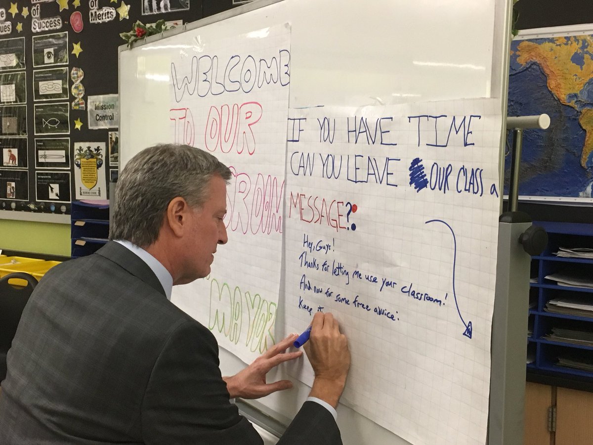 GunaRockYa's tweet photo. Students at MS 88 in South Slope left a note for @NYCMayor welcoming him to their school tonight. His response: https://t.co/KXigrOirY8