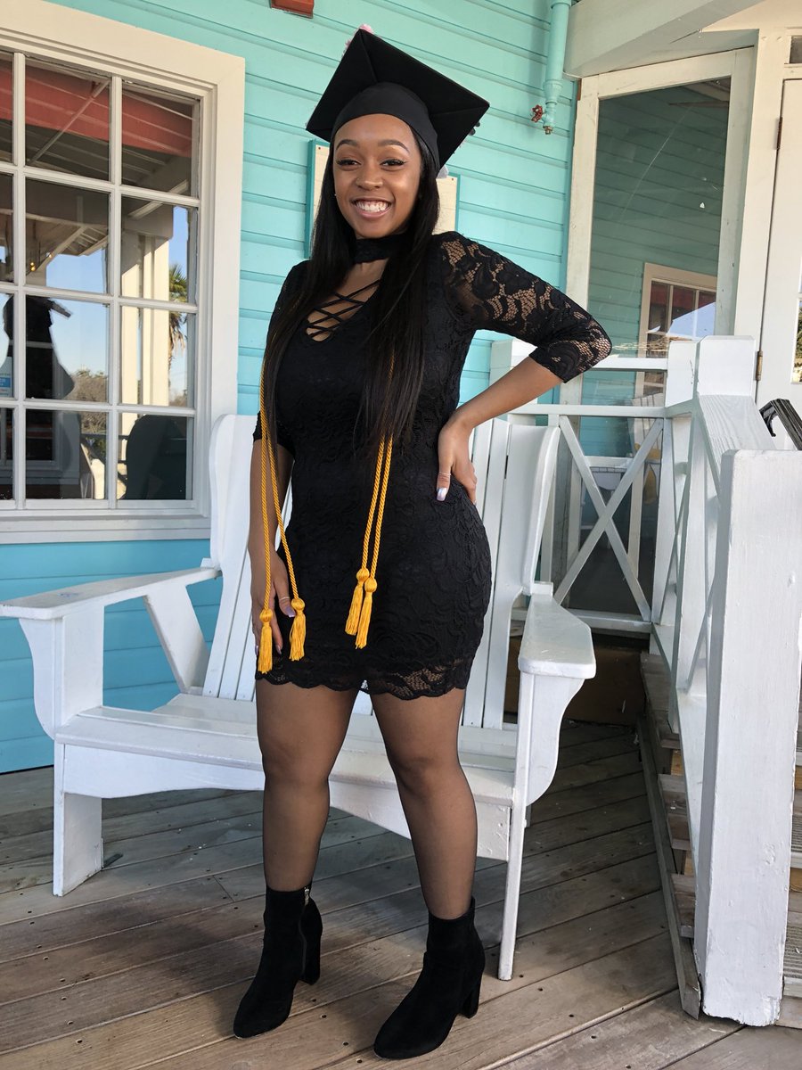 marshaiiii's tweet photo. Only up from here! 👩🏽🎓 #stayedsolid https://t.co/Vu2BDwunw1