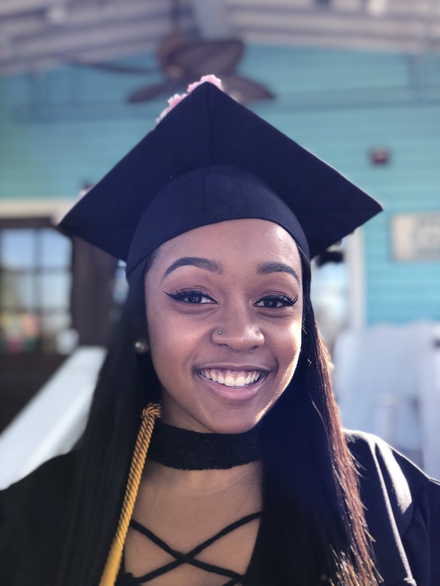 marshaiiii's tweet photo. Only up from here! 👩🏽🎓 #stayedsolid https://t.co/Vu2BDwunw1