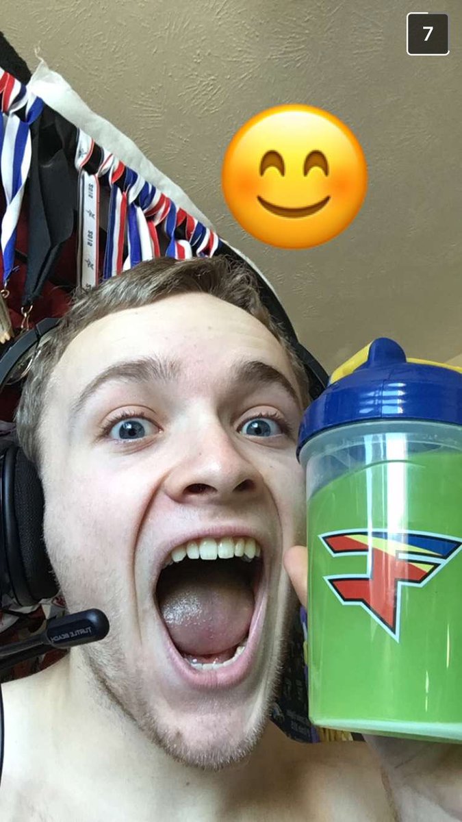 loganknitz's tweet photo. I LOVE GFUEL!!! #gfuel #gammalabs #sponsorme #gammagorilla #NetNeutality https://t.co/D40FWRmkoJ