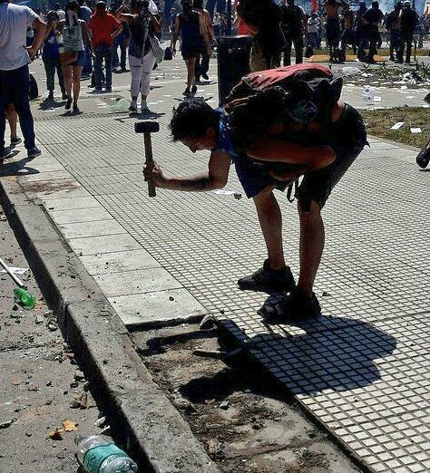 ignacioledesma0's tweet photo. Muere maldita baldosa neoliberal cómplice de los medios hegemónicos que empobrecen al pueblo y ajustan a los más pobres. https://t.co/MhlWN1aUho