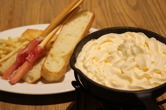 tomominfv's tweet photo. 『CHEESE CRAFT WORKS』＠お台場

このお店の「天使のふわふわチーズフォンデュ」は、温度によって食感や味が変わる！
4種のチーズを合わせた泡のチーズで、冷たいまま食べるとあっさりとしていてスイーツのような甘さ！
さらに、トロトロに溶かすと濃厚でチーズのしっかりとした��クが楽しめます！ https://t.co/KDFpubHizP